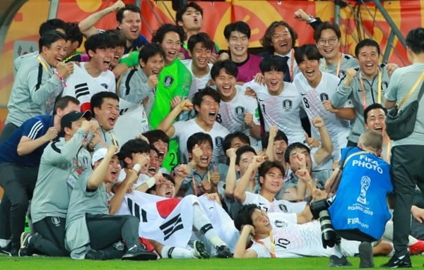 에콰도르 꺾고 기뻐하는 한국 U20 대표팀. 사진=연합 자료