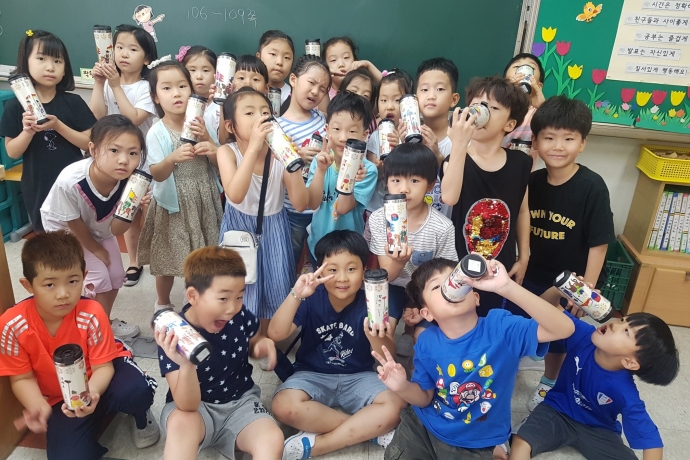 지난 10일~12일 수원 수일초등학교 학부모회가 진행한 교육기부활동 중 저학년 학생들이 정조의 반자도를 그려 만든 텀블러를 내보이고 있다. 사진=수일초등학교