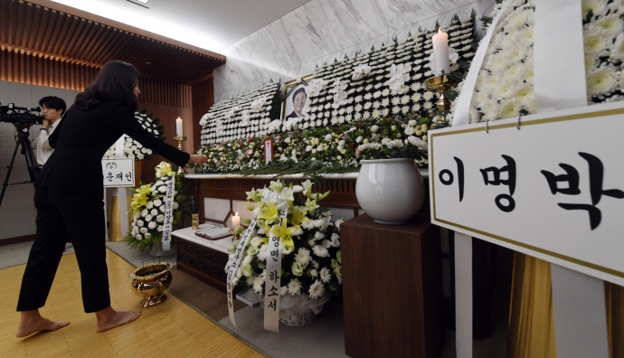 17일 서울 연세장례식장에 차려진 정두언 전 의원의 빈소에 조문객들의 발길이 이어지고 있다. 사진=연합뉴스