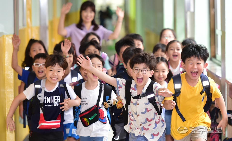 인천지역 초등학교가 여름방학을 시작한 17일 인천시 남동구 석천초등학교에서 방학식을 마친 2학년 학생들이 즐거운 모습으로 집으로 향하고 있다. 사진=윤상순기자