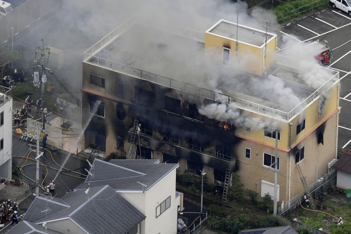 18일 교토시 후시미구에 위치한 '교토 애니메이션 제 1스튜디오'에서 폭발과 함께 화재가 발생했다. 사진=신화/연합뉴스