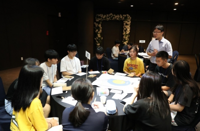 22일 로얄호텔에서 열린 …2019 학생기자 토론회…에서 학생들이 열띤 토론을 하고 있다. 사진=인천시교육청