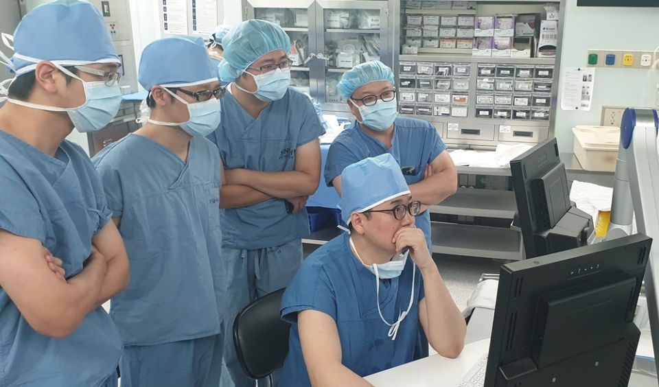 해외 의학자들이 이학민 교수의 하이푸 시술 장면을 참관하고 있다. 사진=분당서울대병원