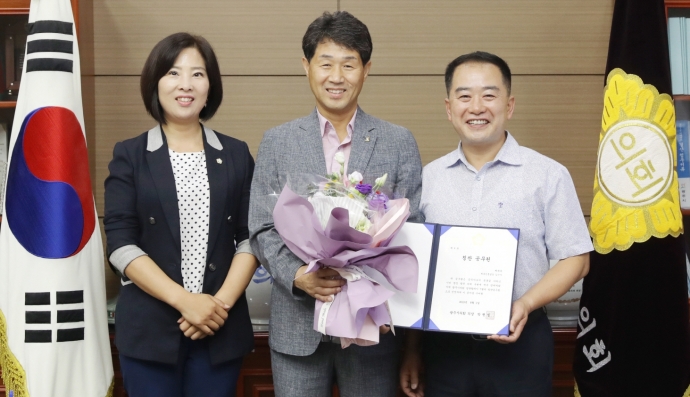 광주시의회 7월의 칭찬공무원으로 선정된 김수야 체육진흥팀장(가운데)이 이은채 의원(왼쪽), 박현철 의장과기념촬영을 하고있다.
