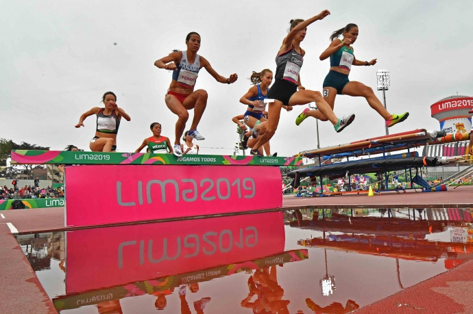 11일(현지시간) 페루 리마에서 열린 2019 팬 아메리칸게임 육상 여자 3천m 장애물 결승 경기서 참가 선수들이 장애물을 넘고 있다. 연합