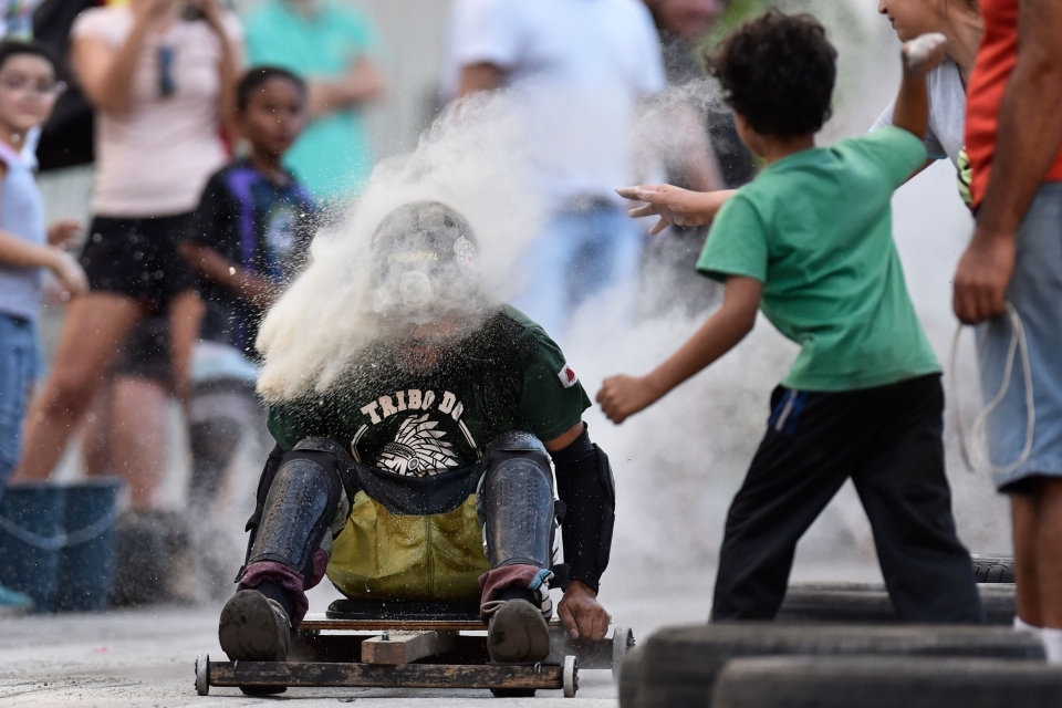 지난 10일(현지시각) 브라질에서 '무동력 카트 레이싱'이 펼쳐지고 있다. 참가자들이 내리막길에서 경쟁하고 있다. 사진=AFP연합