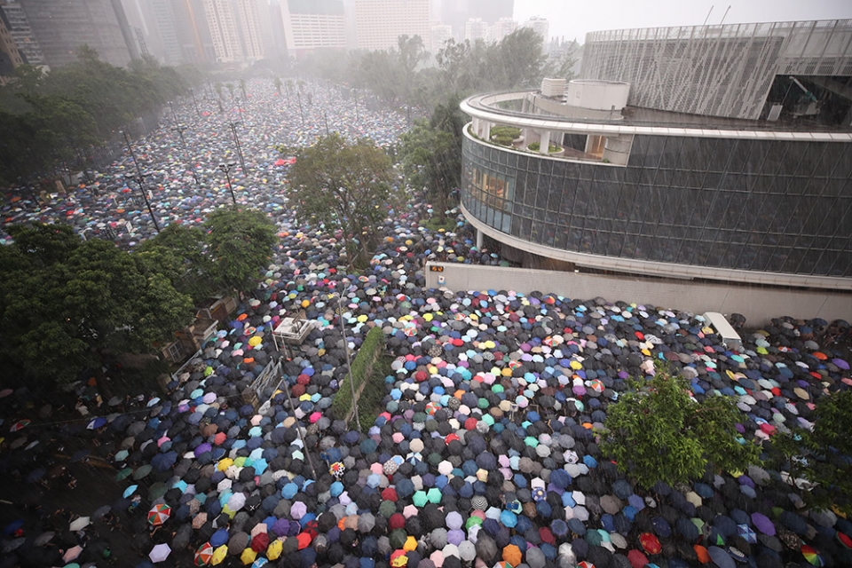 18일 오후(현지시간) 홍콩 빅토리아 공원에서 송환법에 반대하고 경찰의 강경 진압을 규탄하는 대규모 도심 집회가 열리고 있다. 이날 집회는 홍콩 대규모 도심 시위를 주도했던 민간인권전선 주도로 열렸다. 연합