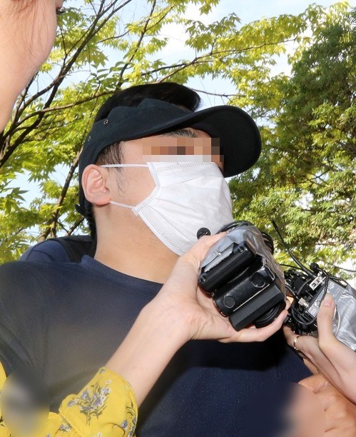 검정 모자와 마스크를 쓴 '한강 몸통 시신' 사건의 피의자 A(39·모텔 종업원)씨가 18일 경기도 고양시 의정부지법 고양지원에서 열린 영장실질심사를 받기 위해 출석하고 있다. 연합