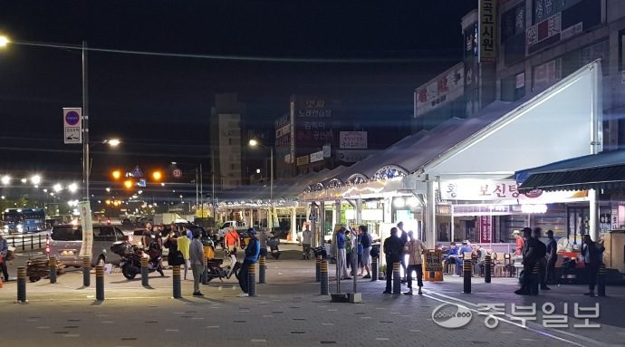 21일 오전 5시께 경기도 최대 인력시장으로 꼽히는 성남시 중원구 모란시장 입구에 50여 명의 사람들이 건설현장 일자리를 구하기 위해 삼삼오오 모여 있다. 이한빛기자.