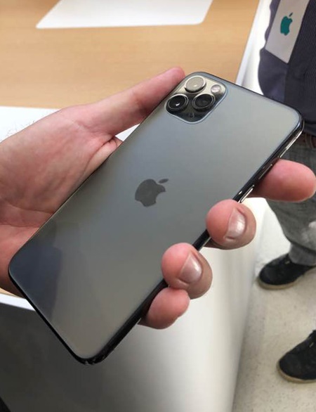 10일(현지시간) 미국 캘리포니아 쿠퍼티노 애플 본사의 스티브 잡스 시어터에서 열린 아이폰 신제품 체험 행사장에서 아이폰11이 공개됐다. 사진은 아이폰11 뒷면에 도입된 초광각 렌즈의 모습. 연합
