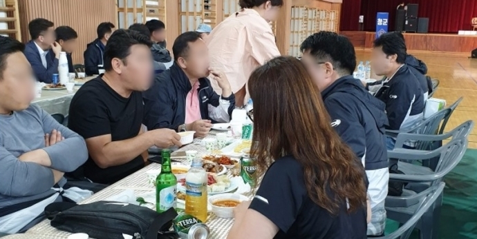 지난 17일 인천시 기초의원들이 인천 강화군 삼량고등학교에서 술판을 벌이고 있다. 사진=강화군민 제공