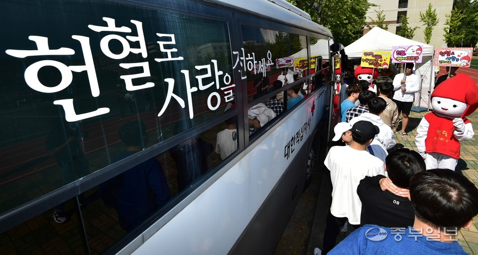 18일 인천시 부평구 한국폴리텍대학 인천캠퍼스에서 인천혈액원 주최로 열린 '사랑의 헌혈 캠페인'에 참가한 학생들이 헌혈을 위해 줄지어 기다리고 있다. 사진=윤상순기자