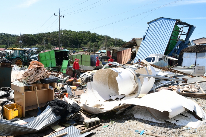 사진설명 : 태풍 ‘링링’으로 건물이 파손된 지역에 민·관·군이 투입돼 피해복구 작업을 실시하고 있다. 사진=인천강화군청