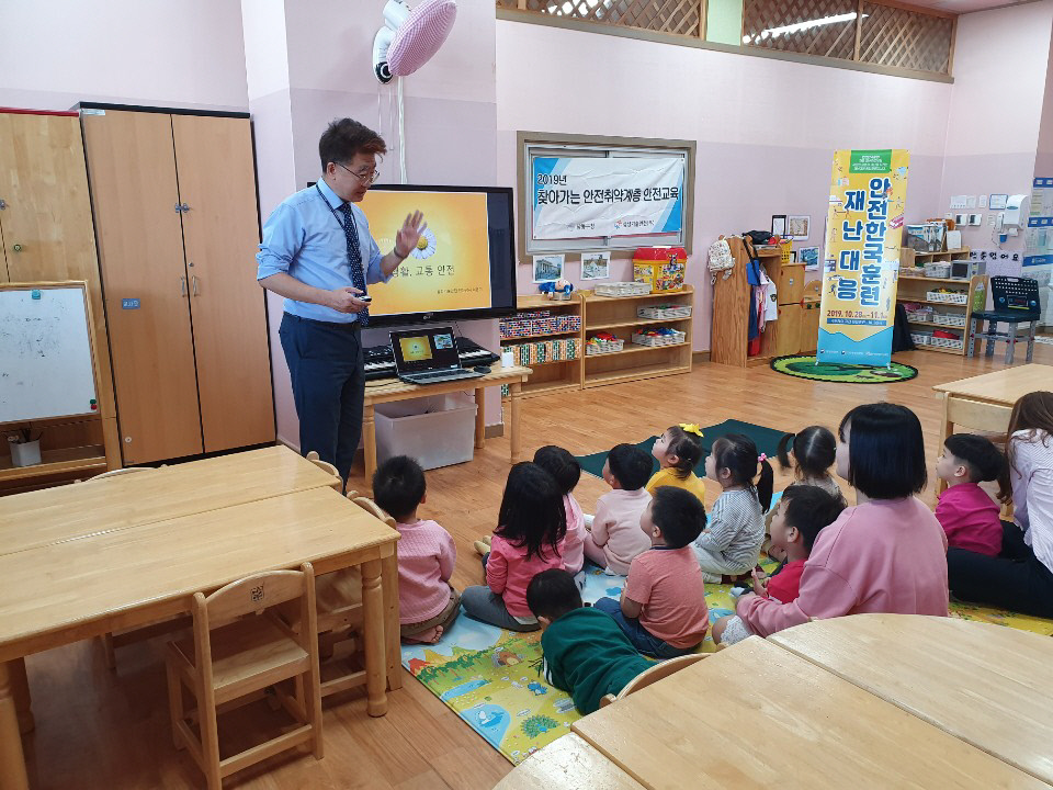 인천 남동구가 지난 25일 고잔동 하늘다솜 어린이집에서 어린이들을 대상으로 안전교육을 진행하고 있다. 사진=남동구청