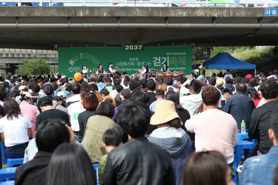 걷기 축제에서 난타공연이 진행되고 있다. 사진=성남월드휴먼브리지