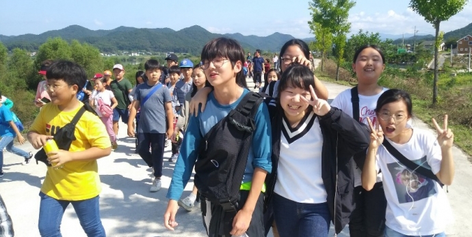 여주 송촌초등학교 학생들이 지난 4일 여주 여강길을 걷는 체험활동을 진행하고 있는 모습.  사진=송촌초등학교