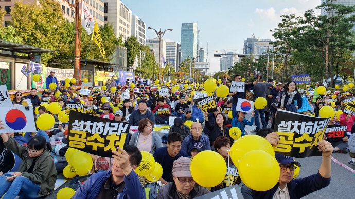 19일 오후 서울 여의도 국회 앞에서 열리는 '사법적폐청산을 위한 제10차 검찰개혁 촛불 문화제'에 참석한 시민들이 손팻말과 노란 풍선을 높이 들고 있다. 연합