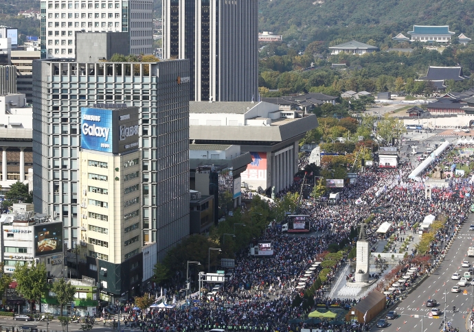 19일 오후 서울 광화문광장에서 자유한국당 '국정대전환 촉구 국민보고대회'가 열리고 있다. 연합