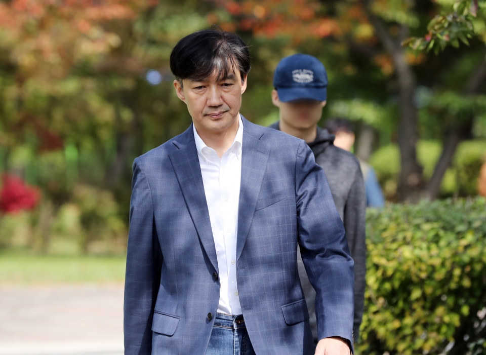 조국 전 법무부 장관이 24일 부인 정경심 교수의 접견을 마치고 아들과 의왕시 서울 구치소를 나서고 있다. 연합