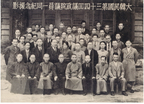 대한민국 임시의정원 제34회 의원 기념사진(1942.10월) 3번째