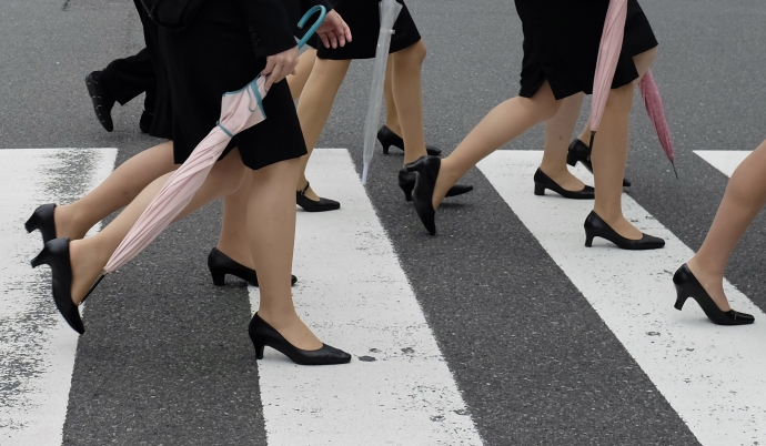 일본 도쿄의 횡단보도를 건너는 직장 여성들. 사진=EPA/연합