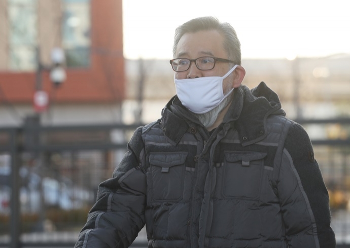 3억원대 뇌물 혐의, 성접대 혐의와 관련해 1심 무죄를 선고받은 김학의 전 법무부 차관이 22일 오후 서울 동부구치소에서 석방되어 나오고 있다. 연합