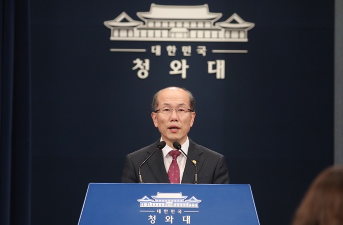 김유근 국가안보실 1차장이 22일 오후 청와대에서 한일 군사정보보호협정(GSOMIA·지소미아) 관련 브리핑을 하고 있다. 연합