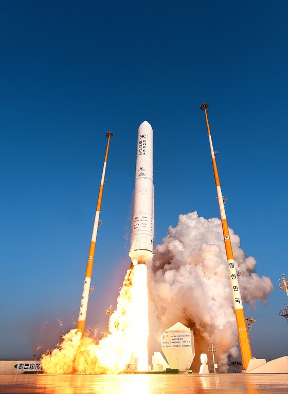 2018년 11월 28일 한국형발사체(KSLV-2) '누리호'의 엔진 시험발사체가 28일 오후 고흥 나로우주센터에서 발사되고 있다. 사진=한국항공우주연구원
