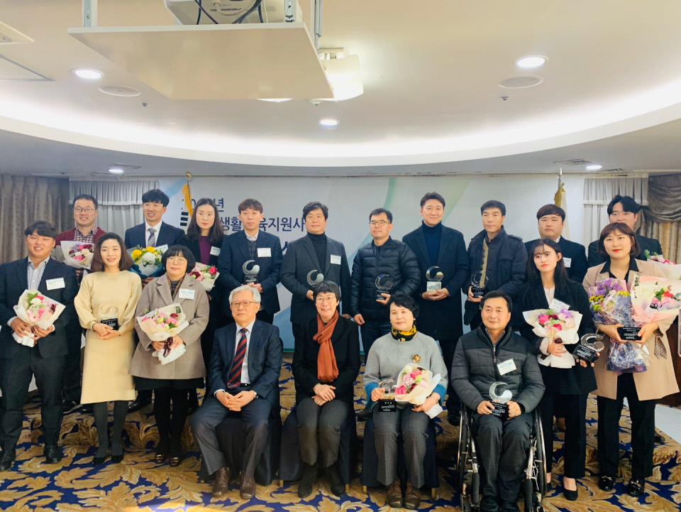 ‘2019 장애인생활체육지원사업 우수사례 시상식’에 참석한 수상자들이 함께 기념촬영을 하고 있다.