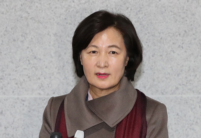 차기 법무부 장관으로 내정된 더불어민주당 추미애 의원이 5일 서울 여의도 국회 의원회관에서 소감을 말하고 있다. 연합