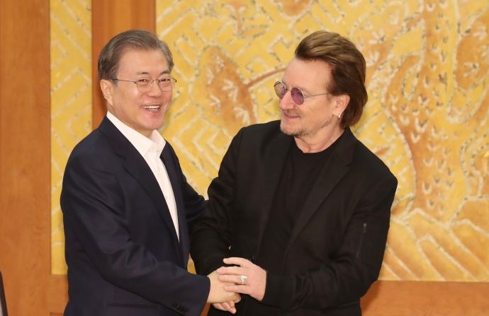 록배늗 U2의 보컬 보노를 접견한 문재인 대통령. 사진=연합