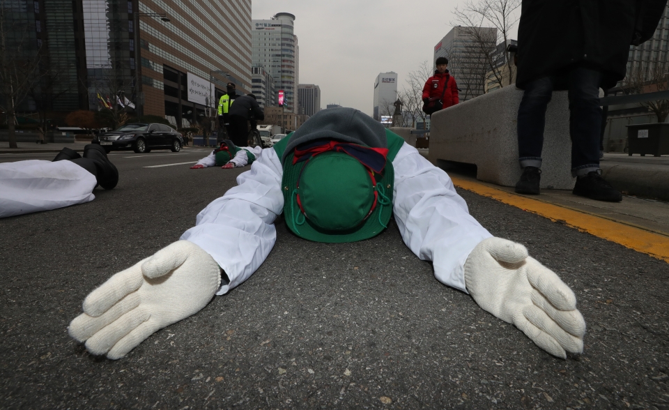 9일 오전 서울 광화문광장에서 전국민주일반노동조합연맹 소속 톨게이트 요금수납원들이 한국도로공사의 직접고용을 촉구하며 오체투지를 하고 있다. 연합