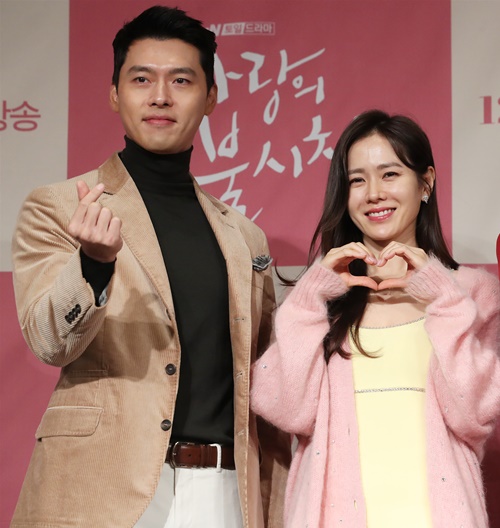 9일 오후 서울 종로구 포시즌스호텔에서 열린 tvN 드라마 '사랑의 불시착' 제작발표회에서 배우 현빈(왼쪽), 손예진이 포즈를 취하고 있다. 연합