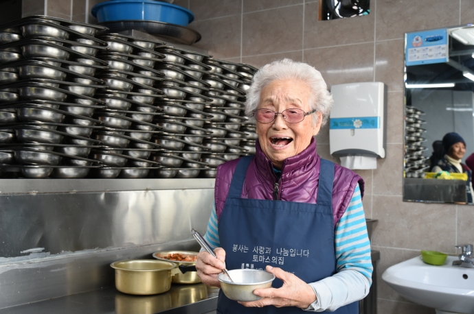 33년 동안 서울 토마스의 집에서 급식 봉사활동을 해온 정희일 할머니가 LG 의인상 수상자로 선정됐다. 사진=LG 복지재단 제공