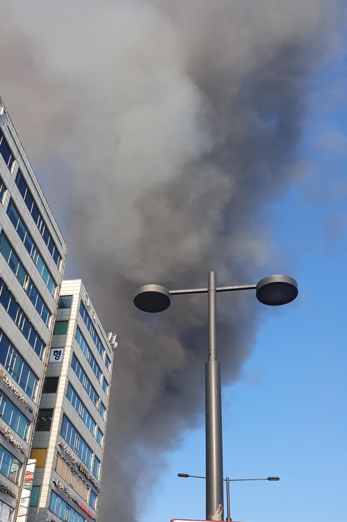 14일 오전 일산의 한 여성병원에서 발생한 화재 모습. 사진=연합