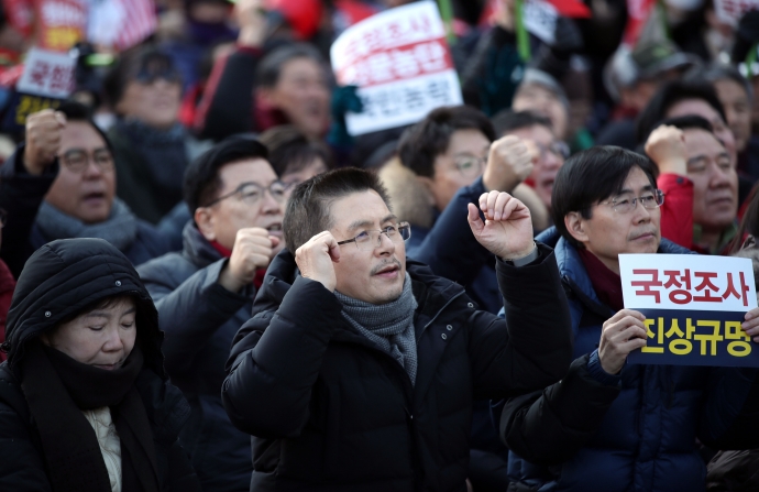 자유한국당 황교안 대표가 14일 오후 서울 광화문광장에서 열린 '문 정권 국정농단 3대 게이트 규탄대회'에서 구호를 외치고 있다. 연합