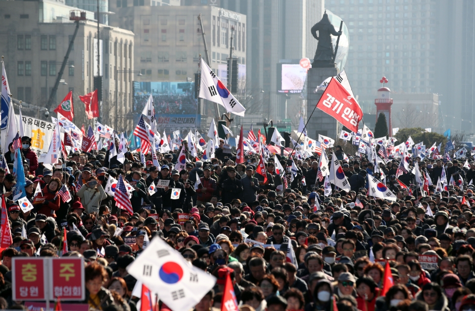 14일 오후 서울 광화문광장에서 열린 '문 정권 국정농단 3대 게이트 규탄대회'에서 참가자들이 구호를 외치고 있다. 연합