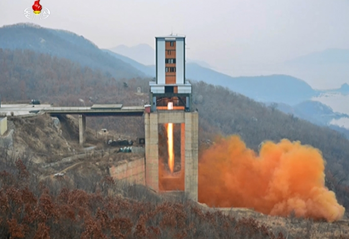 북한이 13일 서해위성발사장에서 또다시 중대한 시험을 했다고 14일 밝혔다. 사진은 2017년 3월 신형 고출력 로켓엔진 지상분출시험 당시 서해위성발사장. 사진=연합