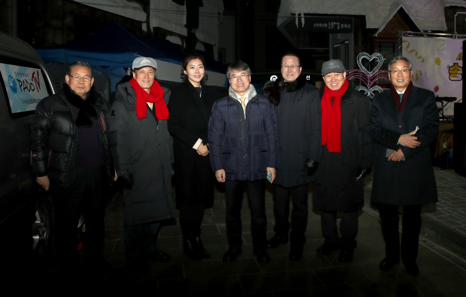 홍인성 인천중구청장(가운데)이 2019년 중구 아듀버스킹에 참여해 기념촬영을 하고 있다.