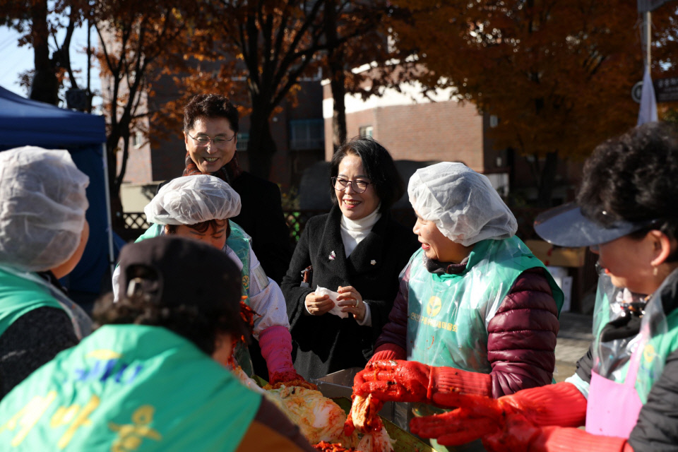 최찬용 인천중구의회 의장이 새마을회 사랑의김장나누기 행사에 참여해 주민들과 대화를 나누고 있다.