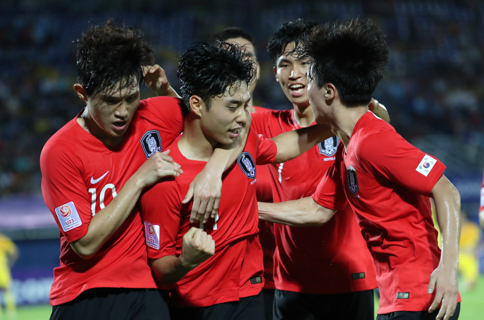 9일 오후(현지시간) 태국 송클라 틴술라논 스타디움에서 열린 2020 아시아축구연맹(AFC) U-23 챔피언십 한국과 중국의 조별리그 1차전에서 이동준이 후반 추가 시간에 골을 넣은 뒤 동료들과 함께 환호하고 있다. 연합