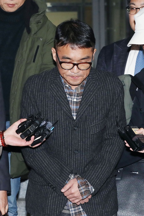 성폭행 혐의을 받는 가수 김건모가 피의자 조사를 마친 뒤 15일 오후 서울 강남경찰서를 빠져나온 뒤 고개 숙이고 있다. 연합