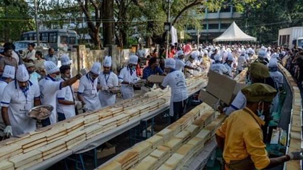 1월 15일 인도 남부 케랄라에서 공개된 '세계 최장' 6.5㎞ 길이의 케이크. AFP연합