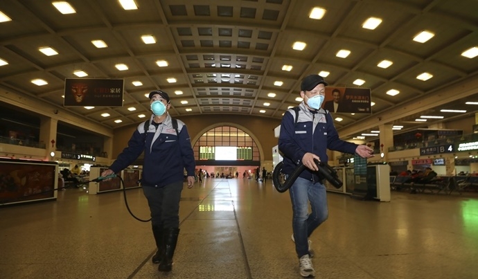 신종 코로나바이러스가 급속히 확산하고 있는 중국 후베이성 성도 우한의 한 기차역에서 22일 직원들이 소독약을 뿌리며 방역작업을 벌이고 있다. 연합