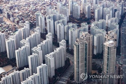 서울 송파구 잠실 롯데월드타워에서 바라본 강남구 일대의 아파트 단지 모습. 연합뉴스 자료사진