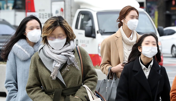 확진 환자가 추가되며 신종코로나에 대한 시민들의 불안이 확산하고 있는 가운데 28일 서울 광화문 사거리에서 출근길 시민들이 마스크를 착용하고 있다. 연합