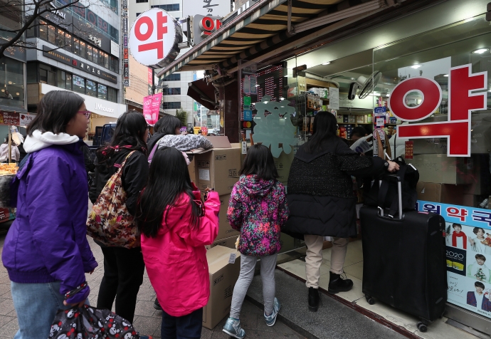 서울 명동의 한 약국에서 마스크를 사기 위해 줄을 서고 있는 외국인 관광객들의 모습. 사진=연합