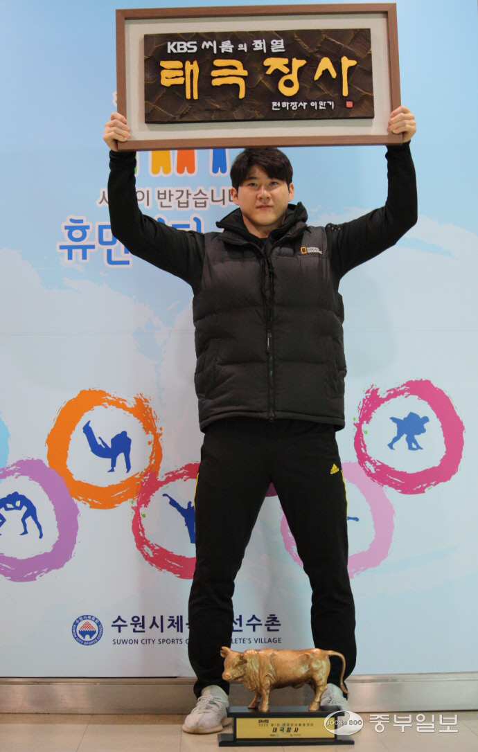 KBS2TV ‘씨름의 희열’ 초대 태극장사에 등극한 수원시청의 임태혁이 24일 오전 선수촌 로비에서 기쁨의 포즈를 보여주고 있다. 김경수기자