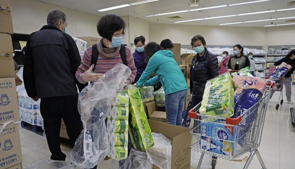 마스크를 쓴 홍콩 시민들이 8일 한 슈퍼마켓에 들러 화장지를 대거 구입하고 있다. 신종 코로나 바이러스 확산에 따른 불안감 탓에 홍콩 전역에서는 화장지와 쌀 같은 생필품의 사재기가 벌어지고 있다. AP연합