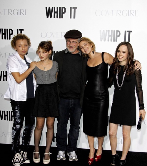 2009년 영화 시사회장에 참석한 미케일라 스필버그(좌)와 스티븐 스필버그(가운데)
